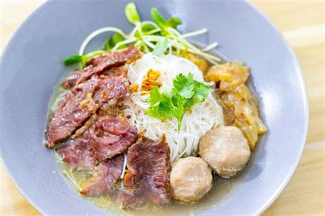  Jingzhou の  牛肉麺、香ばしさと辛さのハーモニーを堪能する絶品！