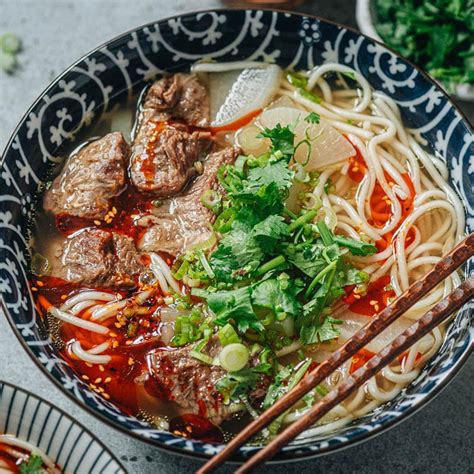  蘭州牛肉麺は、甘辛く煮込んだ牛肉とコシのある麺が織りなす至高のハーモニー！