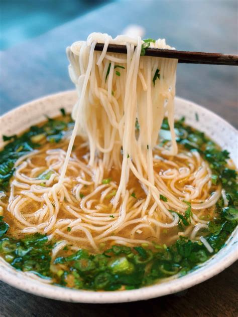  山西刀削麺、濃厚なスープとコシのある麺が織り成す至福の一皿！