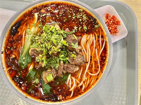  石燕の香辣牛肉麵: 濃厚な麻辣スープが織りなす、肉と麺の至高のハーモニーはいかが？