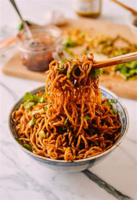  武漢熱干麺、香ばしさが際立つ揚げ油と、モチモチ食感がたまらない麺の組み合わせ！