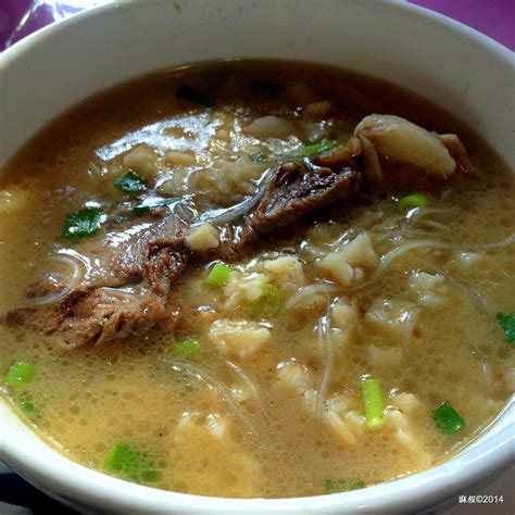  羊肉泡馍、濃厚なスープに溶け込む、しっとりと柔らかな麺が織りなす至福のハーモニー！